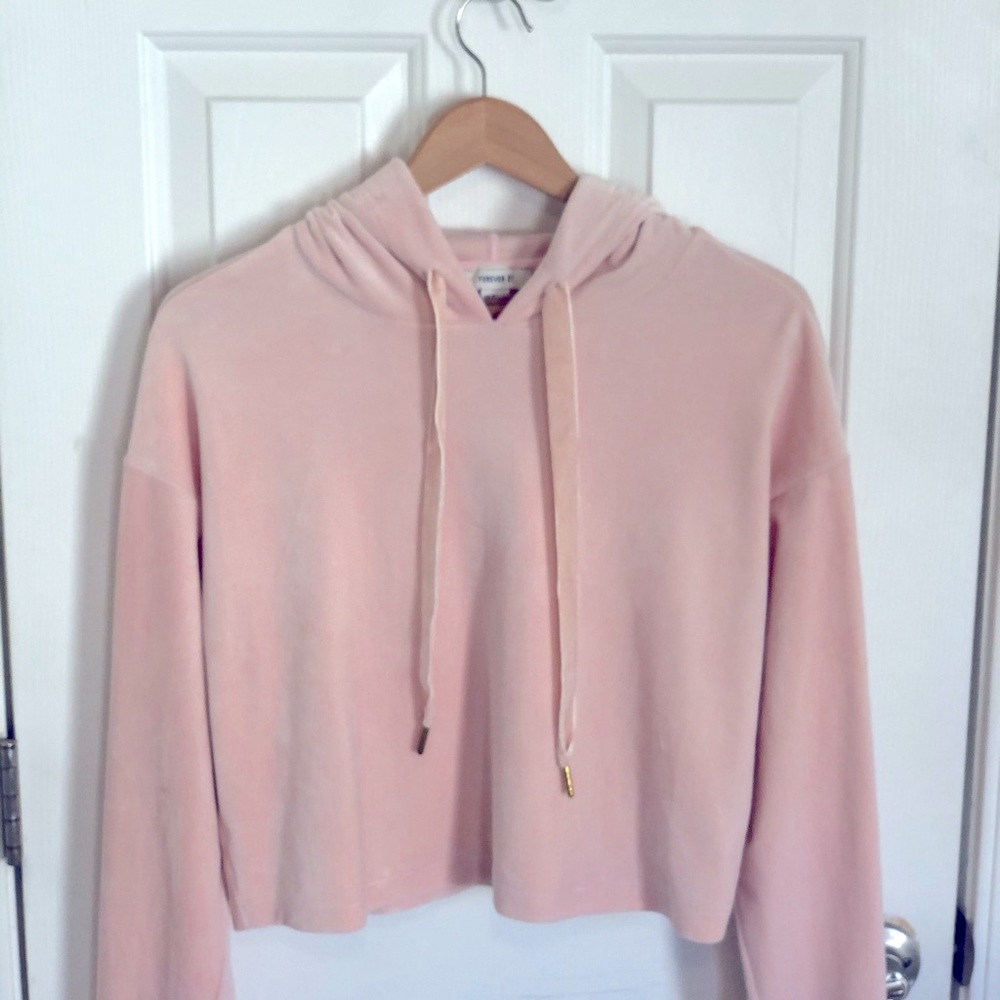 NWOT Pink velvet cropped sweatshirt. 🤍